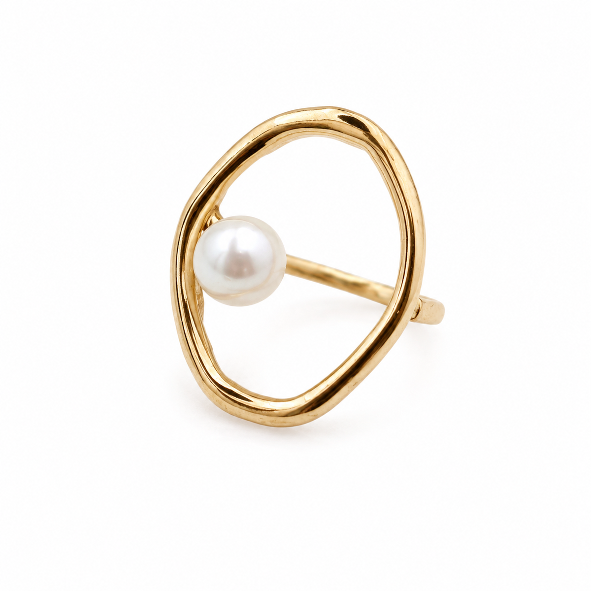 Gold pearl ring by WMWATCHME
