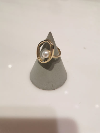 Gold pearl ring by WMWATCHME